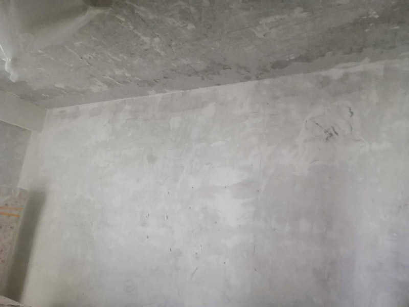 全屋墻面鏟除翻新：舊墻面在翻新前一定要做墻面基底處理，粉化嚴(yán)重的要全部鏟除，鏟除后抹上一層白水泥，原來(lái)墻面過于光滑、刷過油漆的鏟除后還要做打磨處理，把粘結(jié)不牢的表皮去掉，便于新涂料和墻體粘結(jié)。墻面底漆的作用是抗堿防潮、封固基材、保護(hù)面漆，提高面漆的質(zhì)感和遮蓋力，對(duì)于老房翻新，墻面一定要做底漆，如果沒有刷底漆就直接上面漆的話，時(shí)間一長(zhǎng)墻面容易起泡、發(fā)霉，太陽(yáng)照曬時(shí)間長(zhǎng)了也容易變色。已經(jīng)上好面漆的墻面要修補(bǔ)會(huì)比較麻煩，容易產(chǎn)生色差，材料的使用時(shí)間不同，質(zhì)量也難以保證，很難達(dá)到理想效果。 所以墻面的修補(bǔ)最好是整塊墻面，或是盡可能地選擇較大面積進(jìn)行修補(bǔ)，這樣可以盡量避免產(chǎn)生色差，修補(bǔ)后的質(zhì)量也更好。