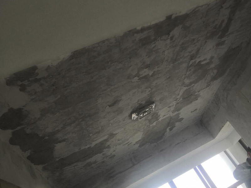 全屋墻面鏟除翻新：舊墻面在翻新前一定要做墻面基底處理，粉化嚴(yán)重的要全部鏟除，鏟除后抹上一層白水泥，原來(lái)墻面過于光滑、刷過油漆的鏟除后還要做打磨處理，把粘結(jié)不牢的表皮去掉，便于新涂料和墻體粘結(jié)。墻面底漆的作用是抗堿防潮、封固基材、保護(hù)面漆，提高面漆的質(zhì)感和遮蓋力，對(duì)于老房翻新，墻面一定要做底漆，如果沒有刷底漆就直接上面漆的話，時(shí)間一長(zhǎng)墻面容易起泡、發(fā)霉，太陽(yáng)照曬時(shí)間長(zhǎng)了也容易變色。已經(jīng)上好面漆的墻面要修補(bǔ)會(huì)比較麻煩，容易產(chǎn)生色差，材料的使用時(shí)間不同，質(zhì)量也難以保證，很難達(dá)到理想效果。 所以墻面的修補(bǔ)最好是整塊墻面，或是盡可能地選擇較大面積進(jìn)行修補(bǔ)，這樣可以盡量避免產(chǎn)生色差，修補(bǔ)后的質(zhì)量也更好。