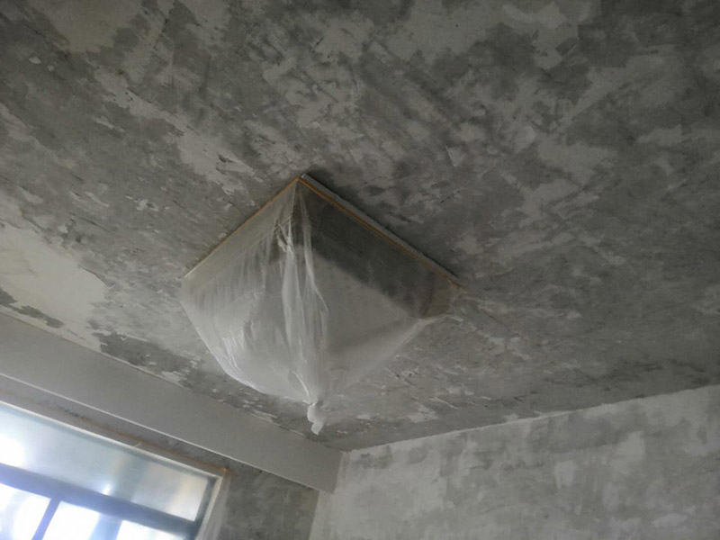 全屋墻面鏟除翻新：舊墻面在翻新前一定要做墻面基底處理，粉化嚴(yán)重的要全部鏟除，鏟除后抹上一層白水泥，原來(lái)墻面過于光滑、刷過油漆的鏟除后還要做打磨處理，把粘結(jié)不牢的表皮去掉，便于新涂料和墻體粘結(jié)。墻面底漆的作用是抗堿防潮、封固基材、保護(hù)面漆，提高面漆的質(zhì)感和遮蓋力，對(duì)于老房翻新，墻面一定要做底漆，如果沒有刷底漆就直接上面漆的話，時(shí)間一長(zhǎng)墻面容易起泡、發(fā)霉，太陽(yáng)照曬時(shí)間長(zhǎng)了也容易變色。已經(jīng)上好面漆的墻面要修補(bǔ)會(huì)比較麻煩，容易產(chǎn)生色差，材料的使用時(shí)間不同，質(zhì)量也難以保證，很難達(dá)到理想效果。 所以墻面的修補(bǔ)最好是整塊墻面，或是盡可能地選擇較大面積進(jìn)行修補(bǔ)，這樣可以盡量避免產(chǎn)生色差，修補(bǔ)后的質(zhì)量也更好。