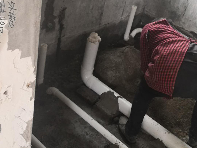 衛(wèi)生間布管及回填找平：1、建筑垃圾回填&mdash;&mdash;此種回填方式施工簡單，成本低，但會增加該區(qū)域樓板承重量，不推薦。 2、陶粒回填&mdash;&mdash;這種回填方式是現(xiàn)階段下沉式衛(wèi)生間回填的最優(yōu)方式，但是施工工序復(fù)雜，成本較高。 注意：下沉式衛(wèi)生間需要做兩遍地面防水（若有地暖則需做三次防水）。