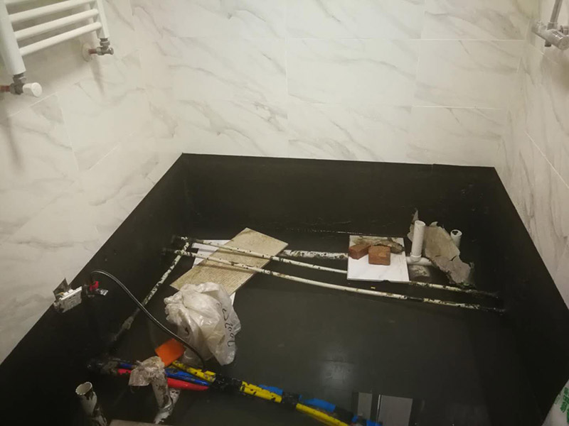 衛(wèi)生間改造裝修：因為是二次裝修，所以在裝修前，首先需要的就是敲掉之前裝修的地瓷磚，才可以使用自己選購好的地瓷磚進行鋪貼，在這里需要提醒的是，在敲碎原有的瓷磚時，一定要多加注意，不要敲到下水道水管了，衛(wèi)生間的下水道通常都是有多個的，一不小心就很容易被敲打到。還要特點注意的是，一定要避免碎掉的瓷磚進入下水道內，不然就會擁堵，這是很難解決的一件大難題哦。改造的時候盡量不要破壞原有的防水層，如果發(fā)現(xiàn)有漏洞的現(xiàn)象，應立即進行修補工作，避免留下防水隱患。