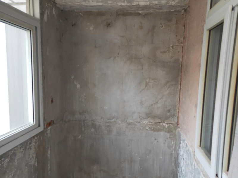 陽臺改造前后對比：地板進(jìn)水后會嚴(yán)重變形，陽臺與客廳地板直接相連，并且陽臺上一般都有洗衣機，如果洗衣機的出水漫出來，就會泡爛地板，使之變形，所以陽臺肯定要做好防水和地漏，做防水前先找平，待水泥干透后再做，防水材料至少要涂3遍。在安裝地板時，地板與門檻和墻壁之間會留有一定的空隙，這個空隙間可以填充一些硅膠，加以隔離，并且空隙要稍大點，以避免陽臺的水氣湛到地板上，引起發(fā)霉、變黑現(xiàn)象。地板邊上縫隙不好看，要安裝上壓條就能遮蓋了。地板壓條有金黃色的銅質(zhì)、白色的鋁質(zhì)、顏色豐富的木質(zhì)，建議選擇銅質(zhì)的，雖然貴點，但是比較厚實，也比較耐用。