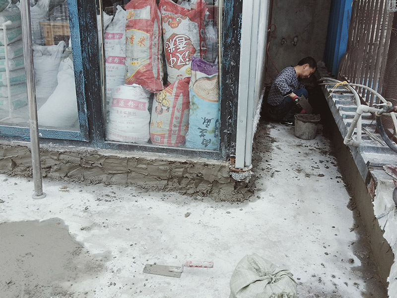 露臺(tái)陽(yáng)臺(tái)地面防水改造：首先為陽(yáng)臺(tái)封裝防水，由于是防水工作的第一道防線，因此是千萬(wàn)不可馬虎的，在做陽(yáng)臺(tái)封裝時(shí)，在選材方面就需要選擇防水防潮的材料，在施工過(guò)程中應(yīng)注意做好密閉，若沒(méi)有做好封裝的話，陽(yáng)臺(tái)的防水將會(huì)大打折扣。 陽(yáng)臺(tái)地面防水的做法與衛(wèi)生間做防水的做法差不多，都是從找平基層開(kāi)始，再到涂上防水層、鋪上防水材料，最后對(duì)地面進(jìn)行檢驗(yàn)，鋪設(shè)地面等。這里需要注意的是，陽(yáng)臺(tái)的防水層完成之后一定要與室內(nèi)地面具有一定的高度差，最好低于室內(nèi)地面2-3cm的高度。 最后需要對(duì)陽(yáng)臺(tái)進(jìn)行排水工程工作，在安裝陽(yáng)臺(tái)排水管道時(shí)不要有太多的彎道，否則容易導(dǎo)致排水不便，地漏一定要順暢。