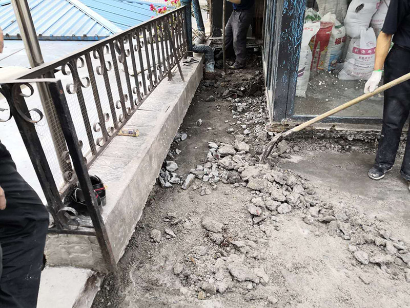 露臺(tái)陽(yáng)臺(tái)地面防水改造：首先為陽(yáng)臺(tái)封裝防水，由于是防水工作的第一道防線，因此是千萬(wàn)不可馬虎的，在做陽(yáng)臺(tái)封裝時(shí)，在選材方面就需要選擇防水防潮的材料，在施工過(guò)程中應(yīng)注意做好密閉，若沒(méi)有做好封裝的話，陽(yáng)臺(tái)的防水將會(huì)大打折扣。 陽(yáng)臺(tái)地面防水的做法與衛(wèi)生間做防水的做法差不多，都是從找平基層開(kāi)始，再到涂上防水層、鋪上防水材料，最后對(duì)地面進(jìn)行檢驗(yàn)，鋪設(shè)地面等。這里需要注意的是，陽(yáng)臺(tái)的防水層完成之后一定要與室內(nèi)地面具有一定的高度差，最好低于室內(nèi)地面2-3cm的高度。 最后需要對(duì)陽(yáng)臺(tái)進(jìn)行排水工程工作，在安裝陽(yáng)臺(tái)排水管道時(shí)不要有太多的彎道，否則容易導(dǎo)致排水不便，地漏一定要順暢。