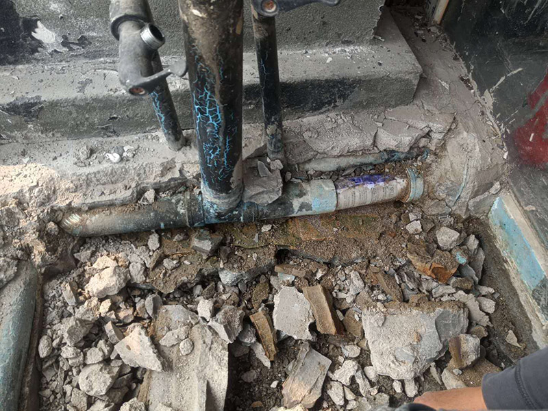 露臺(tái)陽(yáng)臺(tái)地面防水改造：首先為陽(yáng)臺(tái)封裝防水，由于是防水工作的第一道防線，因此是千萬(wàn)不可馬虎的，在做陽(yáng)臺(tái)封裝時(shí)，在選材方面就需要選擇防水防潮的材料，在施工過(guò)程中應(yīng)注意做好密閉，若沒(méi)有做好封裝的話，陽(yáng)臺(tái)的防水將會(huì)大打折扣。 陽(yáng)臺(tái)地面防水的做法與衛(wèi)生間做防水的做法差不多，都是從找平基層開(kāi)始，再到涂上防水層、鋪上防水材料，最后對(duì)地面進(jìn)行檢驗(yàn)，鋪設(shè)地面等。這里需要注意的是，陽(yáng)臺(tái)的防水層完成之后一定要與室內(nèi)地面具有一定的高度差，最好低于室內(nèi)地面2-3cm的高度。 最后需要對(duì)陽(yáng)臺(tái)進(jìn)行排水工程工作，在安裝陽(yáng)臺(tái)排水管道時(shí)不要有太多的彎道，否則容易導(dǎo)致排水不便，地漏一定要順暢。