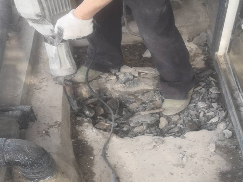 地磚拆除翻新：首先我們應(yīng)查看原有磚的現(xiàn)狀，若出現(xiàn)局部破損、出現(xiàn)多處發(fā)出咚咚聲或掉落、嚴(yán)重污跡，針對這樣的情況我們必須拆除更換，因為簡單的去修補(bǔ)達(dá)不到好的效果了，因為如果你只想換其中的幾塊磚，很難選到顏色、型號和款式一致的地磚。 瓷質(zhì)磚表面處理劑和粘結(jié)劑，這些材料可直接涂刷于舊磚面上，接著直接鋪上新磚即可，節(jié)省了時間和精力，無論為何種瓷磚，都可以直接在舊瓷磚上直接貼新磚。但是若有重起鼓或損壞的瓷磚需鏟除，然后用表面處理劑修補(bǔ)，最后用瓷磚粘結(jié)劑粘貼新瓷磚即可。