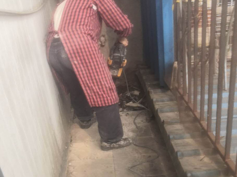 地磚拆除翻新：首先我們應(yīng)查看原有磚的現(xiàn)狀，若出現(xiàn)局部破損、出現(xiàn)多處發(fā)出咚咚聲或掉落、嚴(yán)重污跡，針對這樣的情況我們必須拆除更換，因為簡單的去修補(bǔ)達(dá)不到好的效果了，因為如果你只想換其中的幾塊磚，很難選到顏色、型號和款式一致的地磚。 瓷質(zhì)磚表面處理劑和粘結(jié)劑，這些材料可直接涂刷于舊磚面上，接著直接鋪上新磚即可，節(jié)省了時間和精力，無論為何種瓷磚，都可以直接在舊瓷磚上直接貼新磚。但是若有重起鼓或損壞的瓷磚需鏟除，然后用表面處理劑修補(bǔ)，最后用瓷磚粘結(jié)劑粘貼新瓷磚即可。