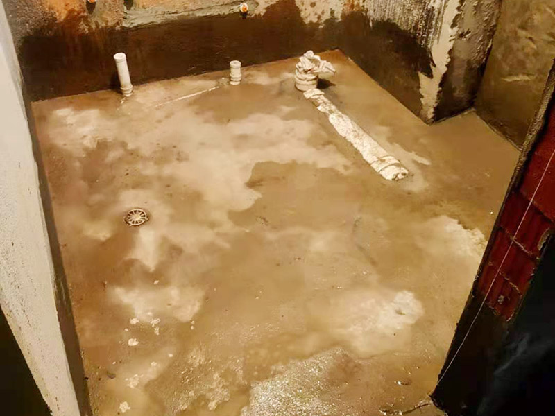 衛(wèi)生間局部翻新：衛(wèi)生間改造中水電的改造尤為重要且需要最早開始著手，由于會(huì)涉及到浴霸采暖、燈光的線路走向、水管的入墻等問題，所以在改造之前需制定一個(gè)詳細(xì)的水電走向設(shè)計(jì)，從而提高安全質(zhì)量以及滿足裝修業(yè)主們生活的需要。其次就是需要對其做相應(yīng)的防水處理。因?yàn)樵谌粘５募彝ブ?，衛(wèi)生間的水是處處可見的，非常潮濕。衛(wèi)生間內(nèi)的防水涂料是由地面延伸到墻面的，涂刷過程中精良的保證厚度均勻。還需要處理好地面和墻面交界處的各類管件的涂刷。待防水處理完全確定后，等待地面干透就可以做后續(xù)的工程了。這里要著重提醒，衛(wèi)生間下水口位置的防水要特別處理好，保證今后的檢查與維修。