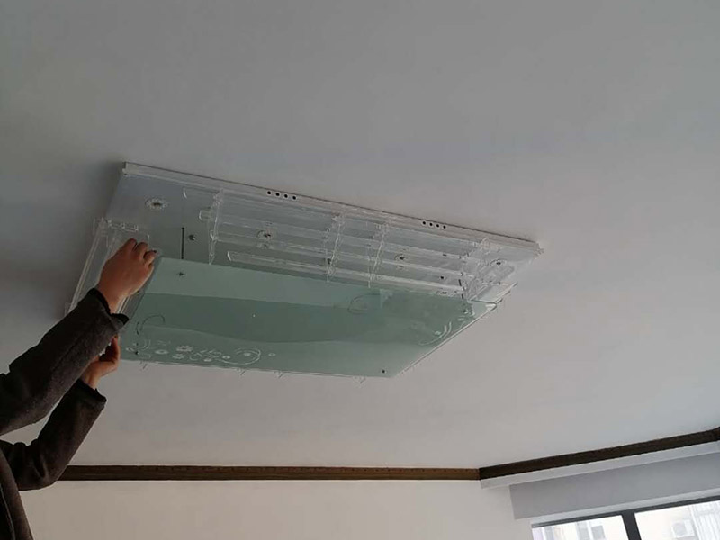 客廳吸頂燈安裝：拆開包裝，先把底座上自帶的一點(diǎn)線頭去掉，再把燈管取出來，把底座放到位置上，畫好孔的位置。按照吸頂燈的安裝孔位，在天花上打眼，在打好眼的地方打入膠體，用以固定螺絲。把底座放上去，轉(zhuǎn)個(gè)角度，帶緊螺絲接線，把燈管再裝回，然后再把燈罩蓋好。