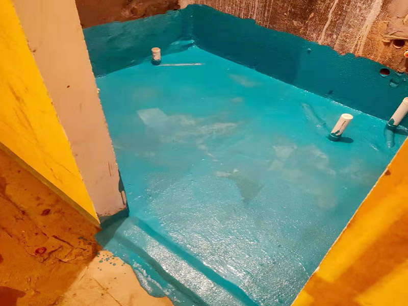 衛(wèi)生間局部翻新：衛(wèi)生間改造中水電的改造尤為重要且需要最早開始著手，由于會(huì)涉及到浴霸采暖、燈光的線路走向、水管的入墻等問題，所以在改造之前需制定一個(gè)詳細(xì)的水電走向設(shè)計(jì)，從而提高安全質(zhì)量以及滿足裝修業(yè)主們生活的需要。其次就是需要對其做相應(yīng)的防水處理。因?yàn)樵谌粘５募彝ブ?，衛(wèi)生間的水是處處可見的，非常潮濕。衛(wèi)生間內(nèi)的防水涂料是由地面延伸到墻面的，涂刷過程中精良的保證厚度均勻。還需要處理好地面和墻面交界處的各類管件的涂刷。待防水處理完全確定后，等待地面干透就可以做后續(xù)的工程了。這里要著重提醒，衛(wèi)生間下水口位置的防水要特別處理好，保證今后的檢查與維修。