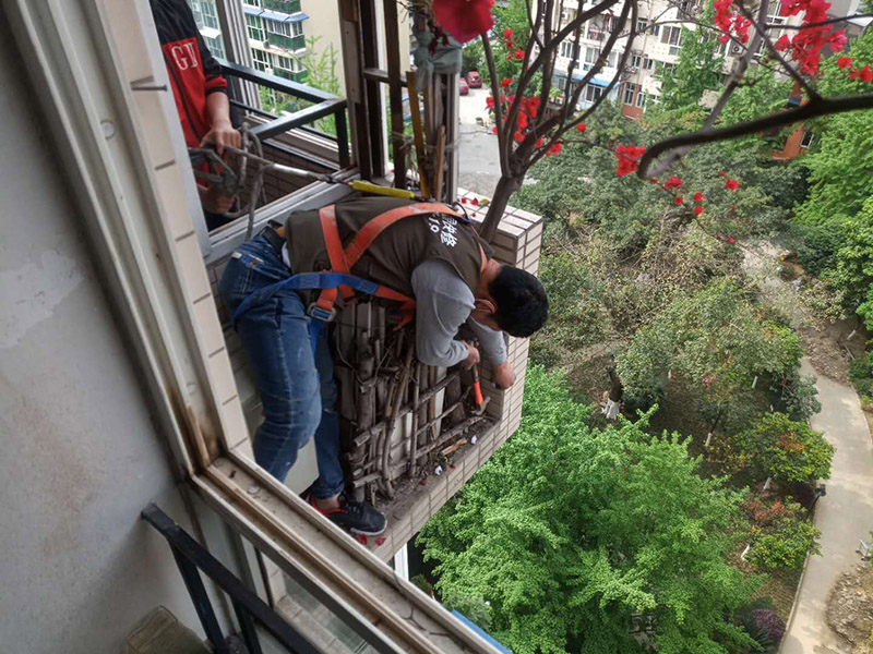 陽臺植物拆除:將陽臺和客廳打通。很多人想擴大自家客廳面積，改善采光情況，因此就選擇打通陽臺和客廳，這并不是完全不行的，但是要考慮戶型的實際情況。有的戶型陽臺的墻是用來抗震的，如果拆掉，短期看不出問題，但是長期使用必然會影響房子的承載能力，遇到嚴重災禍的時候，就完全無法抵抗了。