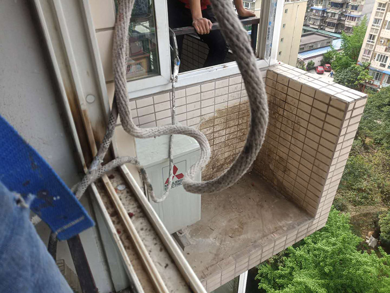 陽臺植物清理打掃：清理植物是一個很麻煩的過程，對于大型植物如芭蕉樹發(fā)財樹需要的工程量還是比較大的，所以最好將植物搬至衛(wèi)生間或者陽臺進(jìn)行操作。如果家中有院子，也可以將它們搬到院子里，這樣也好方便打理，盡量避免破壞家中其他環(huán)境。 如果不想將開放式陽臺改為封閉式陽臺，可以選擇在安裝陽臺窗簾來進(jìn)行阻隔。一般在灰塵很大的時候，將窗簾拉上，能夠有效緩解陽臺灰塵大的問題，而且還具有隔音的效果，一舉兩得。無框窗的設(shè)計，既能緩解封閉式陽臺的壓抑感（通風(fēng)、采光沒有問題），大片的玻璃，足夠有效的阻隔灰塵臟污。  有些綠植具有除污納垢的功能，在陽臺上多養(yǎng)些這樣的綠植花卉，一方面能夠有效地緩解陽臺灰塵臟污，另一方面也改善了家居生活的環(huán)境。