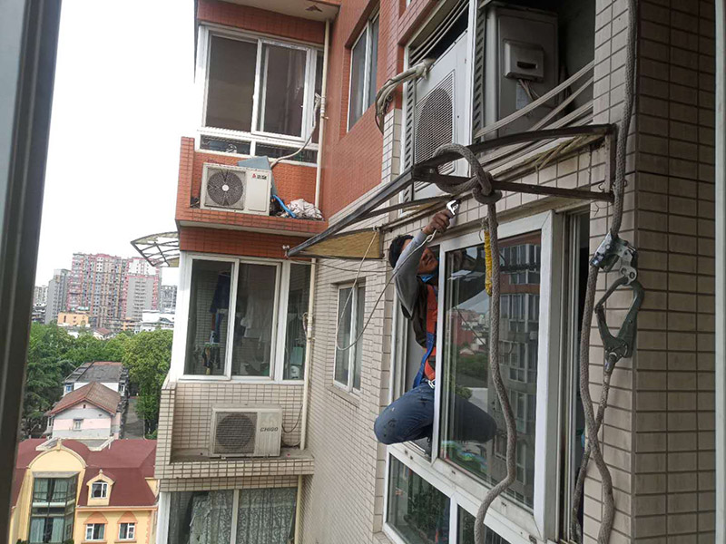 雨棚拆除：如果僅僅是在一層，作為進(jìn)戶雨篷，則不計(jì)算：1.雨篷結(jié)構(gòu)的外邊線至外墻結(jié)構(gòu)外邊線的寬度超過2.10m者，應(yīng)按雨篷結(jié)構(gòu)板的水平投影面積的1／2計(jì)算。 2.建筑物的陽臺(tái)均應(yīng)按其水平投影面積的1／2計(jì)算。 3.有永久性頂蓋無圍護(hù)結(jié)構(gòu)的車棚、貨棚、站臺(tái)、加油站、收費(fèi)站等，應(yīng)按其頂蓋水平投影面積的1／2計(jì)算。 4.有永久性頂蓋的室外樓梯，應(yīng)按建筑物自然層的水平投影面積的1／2計(jì)算。