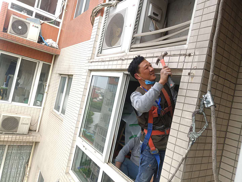 雨棚拆除：如果僅僅是在一層，作為進(jìn)戶雨篷，則不計(jì)算：1.雨篷結(jié)構(gòu)的外邊線至外墻結(jié)構(gòu)外邊線的寬度超過2.10m者，應(yīng)按雨篷結(jié)構(gòu)板的水平投影面積的1／2計(jì)算。 2.建筑物的陽臺(tái)均應(yīng)按其水平投影面積的1／2計(jì)算。 3.有永久性頂蓋無圍護(hù)結(jié)構(gòu)的車棚、貨棚、站臺(tái)、加油站、收費(fèi)站等，應(yīng)按其頂蓋水平投影面積的1／2計(jì)算。 4.有永久性頂蓋的室外樓梯，應(yīng)按建筑物自然層的水平投影面積的1／2計(jì)算。