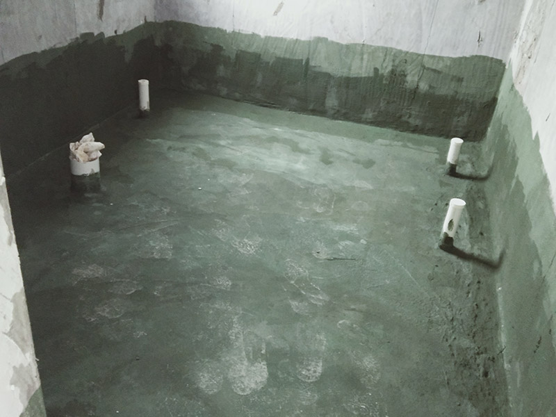 廁所刷防水：施工前確保工地干凈、干燥，防水涂料要涂滿，無遺漏，與基層結合牢固，無裂紋，無氣泡，無脫落現(xiàn)象。涂刷高度一致，厚度要達到產品規(guī)定要求。注意第一、第二遍防水涂料間需要有一定時間間隔，待第一遍涂料干透后才能進行第二遍，具體時間視涂料而定。間隔時間太短，防水的效果會大打折扣。閉水試驗時，地面最高點的水不能低于2厘米，保存至少24小時，觀察無滲漏現(xiàn)象后方算合格。如有滲漏，需重做，且莫不能疏忽大意。