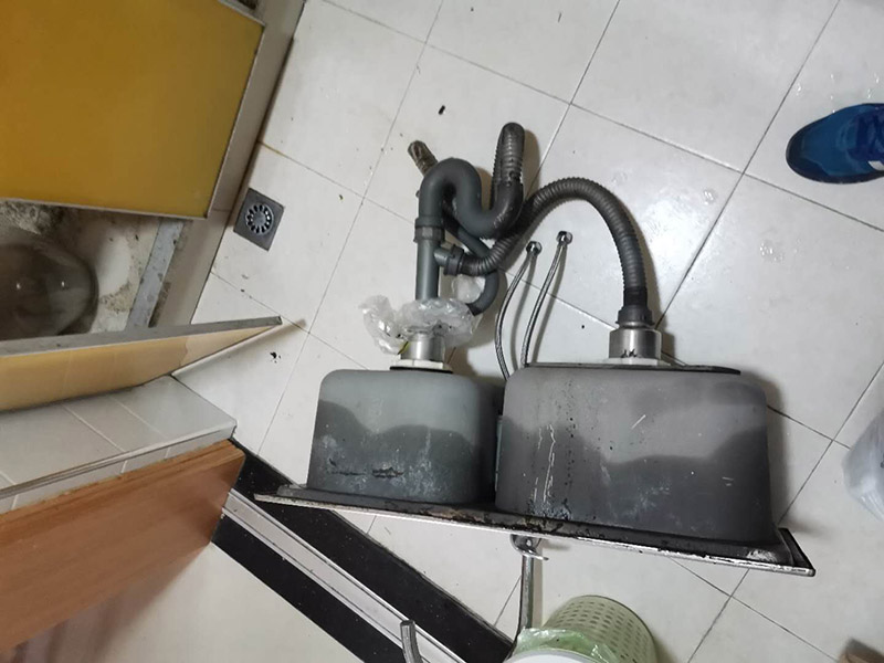 水槽下水管維修：首先，要檢查地板和屋頂是否有漏水的縫隙，廚衛(wèi)地面也要做蓄水相關(guān)的實(shí)驗(yàn)，確定不漏水之后，再檢查水管及配件是否有破損、是否牢固。安裝溢水孔的下水管。溢水孔是避免水槽向外溢水的保護(hù)孔，所以要注意其與槽體銜接處的密封性，確保溢水孔的下水管自身不漏水。安裝過(guò)濾籃的下水管。濾籃的下水管在安裝時(shí)，要注意下水管和槽體之間的銜接，切忌不牢固、密封不嚴(yán)。安裝整體的排水管。當(dāng)遇到兩個(gè)過(guò)濾籃的水槽，且兩個(gè)下水管之間的距離有近遠(yuǎn)，就需要對(duì)水管進(jìn)行切割作業(yè)，要十分留意的是每個(gè)接口的密封性。水槽放入臺(tái)面后，需要在槽體和臺(tái)面間安裝配套的掛片，將水槽安裝牢固，以避免那些細(xì)小的空隙導(dǎo)致槽體左右搖晃。進(jìn)行排水實(shí)驗(yàn)。等到基本安裝完成后，再將過(guò)濾籃也安裝好，就開(kāi)始進(jìn)行排水實(shí)驗(yàn)。具體為先將水槽放滿(mǎn)水，測(cè)試兩個(gè)過(guò)濾籃下水及溢水孔下水的排水狀態(tài)，若發(fā)現(xiàn)有滲水現(xiàn)象，應(yīng)馬上返工。