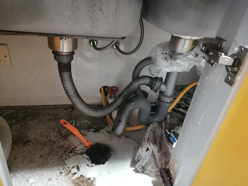 水槽下水管維修：首先，要檢查地板和屋頂是否有漏水的縫隙，廚衛(wèi)地面也要做蓄水相關(guān)的實(shí)驗(yàn)，確定不漏水之后，再檢查水管及配件是否有破損、是否牢固。安裝溢水孔的下水管。溢水孔是避免水槽向外溢水的保護(hù)孔，所以要注意其與槽體銜接處的密封性，確保溢水孔的下水管自身不漏水。安裝過(guò)濾籃的下水管。濾籃的下水管在安裝時(shí)，要注意下水管和槽體之間的銜接，切忌不牢固、密封不嚴(yán)。安裝整體的排水管。當(dāng)遇到兩個(gè)過(guò)濾籃的水槽，且兩個(gè)下水管之間的距離有近遠(yuǎn)，就需要對(duì)水管進(jìn)行切割作業(yè)，要十分留意的是每個(gè)接口的密封性。水槽放入臺(tái)面后，需要在槽體和臺(tái)面間安裝配套的掛片，將水槽安裝牢固，以避免那些細(xì)小的空隙導(dǎo)致槽體左右搖晃。進(jìn)行排水實(shí)驗(yàn)。等到基本安裝完成后，再將過(guò)濾籃也安裝好，就開(kāi)始進(jìn)行排水實(shí)驗(yàn)。具體為先將水槽放滿(mǎn)水，測(cè)試兩個(gè)過(guò)濾籃下水及溢水孔下水的排水狀態(tài)，若發(fā)現(xiàn)有滲水現(xiàn)象，應(yīng)馬上返工。