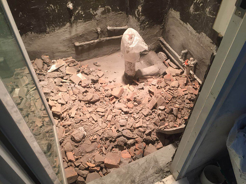 衛(wèi)生間防水施工：1、刷第一遍防水涂料，施工前確保工地干凈、干燥；2、刷第二遍防水涂料，干透后才能進行第二遍；3、在防水涂料表面鋪上保護層，覆蓋防水層；4、閉水試驗，水線不能低于2厘米；5、基層處理、清理，做找平層、二次蓄水試驗。