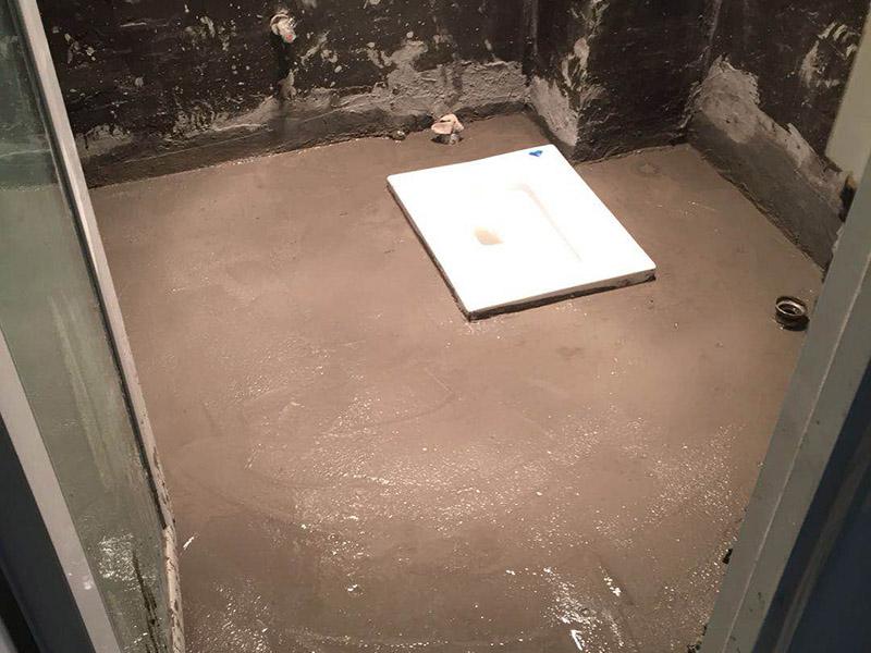 衛(wèi)生間防水施工：1、刷第一遍防水涂料，施工前確保工地干凈、干燥；2、刷第二遍防水涂料，干透后才能進行第二遍；3、在防水涂料表面鋪上保護層，覆蓋防水層；4、閉水試驗，水線不能低于2厘米；5、基層處理、清理，做找平層、二次蓄水試驗。
