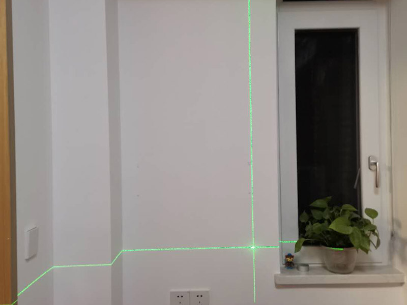 置物架安裝：測(cè)量拉線就是需要對(duì)安裝的高度、置物架的鉆孔位置進(jìn)行測(cè)量匹配。選定安裝位置后，用鉛筆做上記號(hào)；拉線做好標(biāo)記后，在安裝前用尺子檢查一下該平直的線是否平直;用沖擊鉆在標(biāo)記號(hào)的孔位鉆孔，孔的大小要略大于用于固定的螺栓的直徑。墻體是整個(gè)居室的支撐結(jié)構(gòu)，涉及到在墻面安裝，即使是很小的墻上置物架，也要考慮墻體條件。