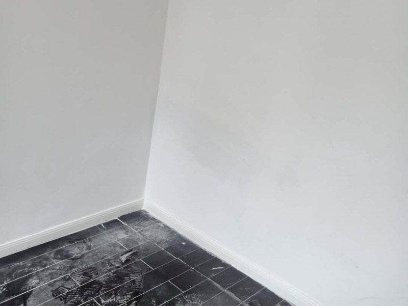 墻面局部修復(fù)：舊墻的清潔主要是對(duì)墻面原有的裝修和裝飾進(jìn)行清除。一般為對(duì)乳膠漆和膩?zhàn)訉印⒛狙b修、墻紙等的清除。墻面基底處理一定要做好,對(duì)于粉化嚴(yán)重的要進(jìn)行鏟除,再抹上一層白水泥。對(duì)于原來墻面過于光滑的，要進(jìn)行打磨處理,對(duì)于粘結(jié)不牢的表皮要進(jìn)行祛除，便于涂層材料與墻體表面的結(jié)合。墻面底漆的涂刷是為了抗堿防潮、封固基材同時(shí)對(duì)于面漆的質(zhì)感與遮蓋力也有所提高。對(duì)于墻面局部翻新工程，底漆是十分必要的,如果忽略了刷底漆，直接使用面漆的話,一段時(shí)間后墻面容易出現(xiàn)起泡、發(fā)霉等現(xiàn)象。