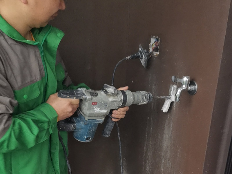 墻上打孔安裝：1、 墻體打孔時(shí)要留心來回抽插，不要為了圖速度，留神干粉卡鉆。 2、墻體打孔時(shí)鉆頭一定要穩(wěn)，不要左搖右搖，因?yàn)槟銚u的一起，相當(dāng)于加大鉆頭的摩擦力。 3、不要想一炮終究，下壓時(shí)留心力度，難打時(shí)或下降緩慢時(shí)，一定要拔出鉆頭，調(diào)查是不是有磚頭芯斷在鉆頭內(nèi)。 4、沒有水管或水源時(shí)，最佳不要用把水加在鉆頭里再打這種方法鉆洞，因?yàn)橹恍枭倭康乃脑?，水?huì)把粉末粘住，構(gòu)成稀泥。增加鉆頭的摩擦力，這時(shí)比干打或水打都艱難。 5、需要注意的是，在進(jìn)行打孔施工之前要找專業(yè)的打孔公司或人員，不夠?qū)I(yè)的技術(shù)人不僅可能對(duì)墻體造成損傷，有可能還會(huì)發(fā)生意外事故，對(duì)業(yè)主的利益造成威脅。