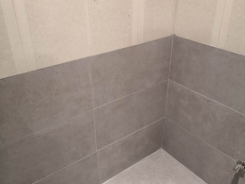 衛(wèi)生間墻面貼磚：1、 衛(wèi)生間墻面在施工前清理墻面的各類污物，用泥刀先批墻，后用水泥漿找平，防止瓷磚貼后有空鼓現(xiàn)象。 2、 衛(wèi)生間內(nèi)會(huì)防止抽風(fēng)機(jī)、安裝吊頂?shù)?，所以高度要特別注意，其次是墻磚與地磚的尺寸要互相對(duì)應(yīng)，不能有太大的差異，最后根據(jù)高度、尺寸與整體效果來(lái)確定鋪貼方法，如果統(tǒng)一墻面瓷磚不同，大尺寸瓷磚從下往上貼，小尺寸從上往下貼。