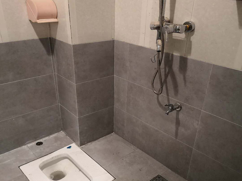 衛(wèi)生間墻面貼磚：1、 衛(wèi)生間墻面在施工前清理墻面的各類污物，用泥刀先批墻，后用水泥漿找平，防止瓷磚貼后有空鼓現(xiàn)象。 2、 衛(wèi)生間內(nèi)會(huì)防止抽風(fēng)機(jī)、安裝吊頂?shù)?，所以高度要特別注意，其次是墻磚與地磚的尺寸要互相對(duì)應(yīng)，不能有太大的差異，最后根據(jù)高度、尺寸與整體效果來(lái)確定鋪貼方法，如果統(tǒng)一墻面瓷磚不同，大尺寸瓷磚從下往上貼，小尺寸從上往下貼。