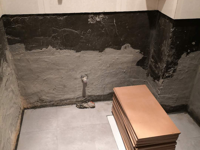 衛(wèi)生間墻面貼磚：1、 衛(wèi)生間墻面在施工前清理墻面的各類污物，用泥刀先批墻，后用水泥漿找平，防止瓷磚貼后有空鼓現(xiàn)象。 2、 衛(wèi)生間內(nèi)會(huì)防止抽風(fēng)機(jī)、安裝吊頂?shù)?，所以高度要特別注意，其次是墻磚與地磚的尺寸要互相對(duì)應(yīng)，不能有太大的差異，最后根據(jù)高度、尺寸與整體效果來(lái)確定鋪貼方法，如果統(tǒng)一墻面瓷磚不同，大尺寸瓷磚從下往上貼，小尺寸從上往下貼。