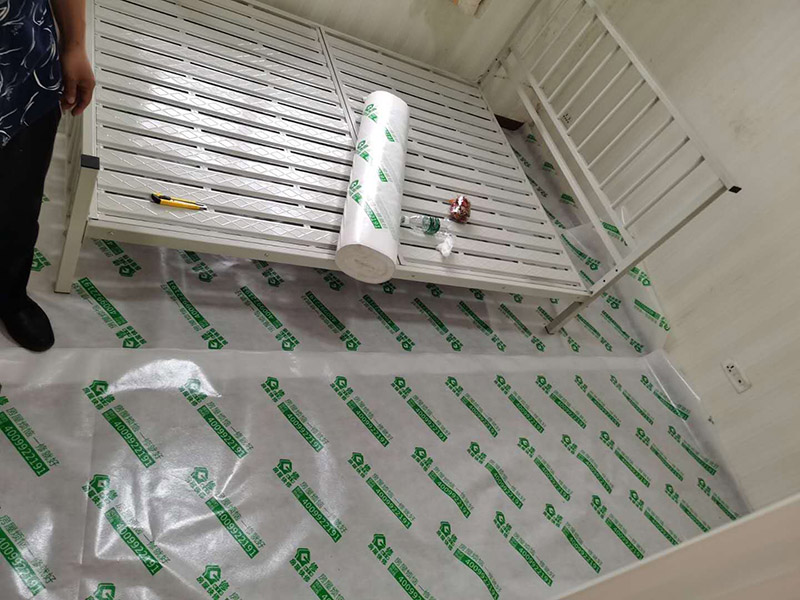 臥室墻面重新粉刷：整理墻面。用鏟刀鏟除墻面已松動的膩子層，無法用鏟刀鏟除的膩子層，用小錘子悄悄敲擊，如果沒有空鼓聲音，而且敲后仍不松動的可以保留原有的基層。清洗墻面外表的浮塵和油污等。用耐膩子對局部損壞部位進行修補完好。涂刷底漆(糯米圖植物涂料直接上底料，不需要膩子層)，待膩子層干燥固化后，涂刷1-2遍底漆。涂刷面漆。待底漆徹底干燥后，涂刷兩遍面漆。涂料涂刷時不能過量兌水，尤其是深色彩的涂料，兌水過多也許致使浮色發(fā)花等不良現(xiàn)象。