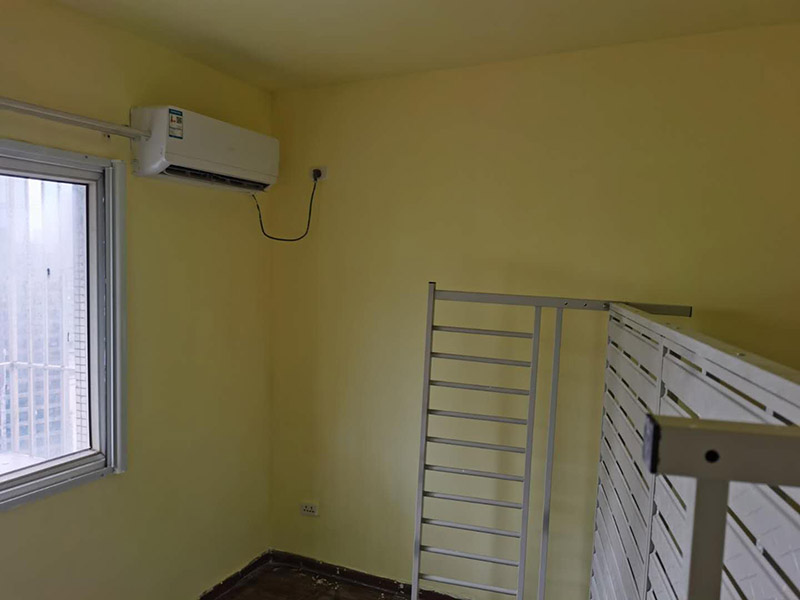 臥室墻面重新粉刷：整理墻面。用鏟刀鏟除墻面已松動的膩子層，無法用鏟刀鏟除的膩子層，用小錘子悄悄敲擊，如果沒有空鼓聲音，而且敲后仍不松動的可以保留原有的基層。清洗墻面外表的浮塵和油污等。用耐膩子對局部損壞部位進行修補完好。涂刷底漆(糯米圖植物涂料直接上底料，不需要膩子層)，待膩子層干燥固化后，涂刷1-2遍底漆。涂刷面漆。待底漆徹底干燥后，涂刷兩遍面漆。涂料涂刷時不能過量兌水，尤其是深色彩的涂料，兌水過多也許致使浮色發(fā)花等不良現(xiàn)象。