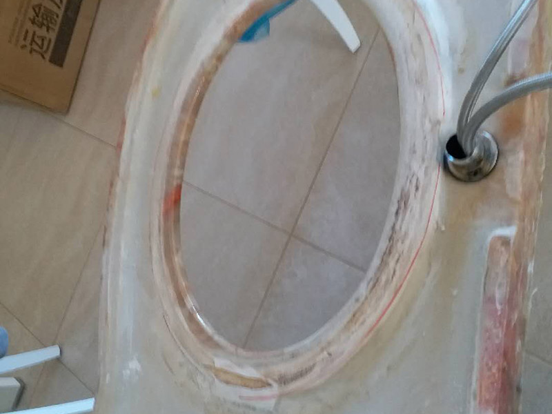 臺盆更換維修：1、出現(xiàn)水龍并沒有出水口漏水：當水龍頭內的軸心墊片磨損會出現(xiàn)這種情況。解決辦法：根據水龍頭的大小選擇對應的鉗子將水龍頭壓蓋旋開，并用夾 子取出磨損的軸心墊片，再換上新的輔以墊片即可解決該問題。 2.水龍頭接管的接合處出現(xiàn)漏水：檢查下接管處的螺帽是否松掉。解決辦法，將螺帽擰緊或者換上新的U型密封墊. 3、龍頭拴下部縫隙漏水原因：那是因為壓蓋內的三角密封墊磨損所引起。你可以將螺絲轉松取下拴頭，接著將壓蓋弄松取下，然后將壓蓋內側三角密封 店取出，換上新的即可。