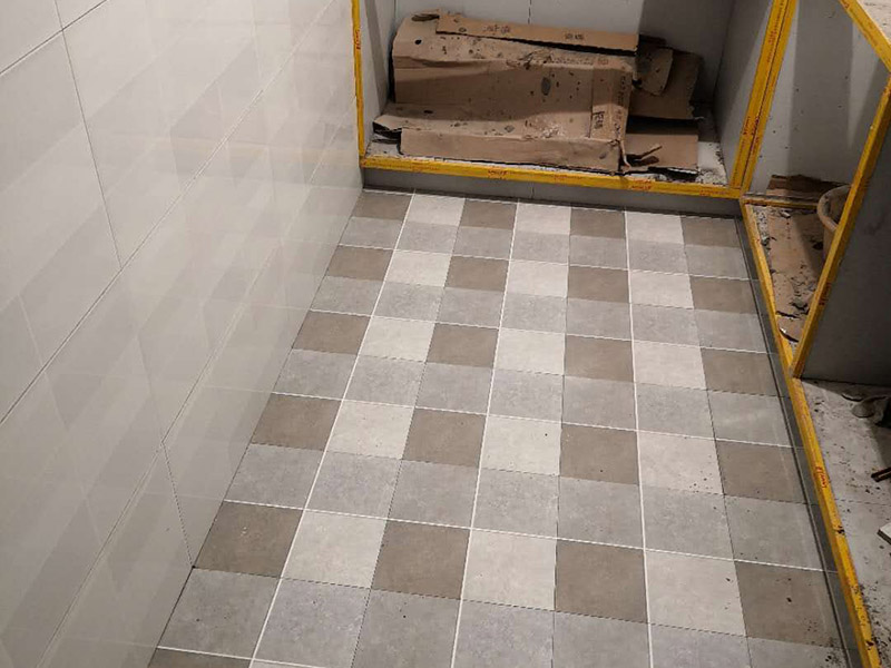 廚房地面地磚安裝：一般地磚有干鋪和濕鋪兩種,一般是鋪的優(yōu)點是單核的比知較結(jié)實一些缺點就是大塊的地磚容易切工不容易找平道兒干鋪的就比較容易找平了也不容易貼空，但是干鋪版的強(qiáng)度沒有濕鋪的好一些，所以一般情況下選擇是濕鋪是比較好的一種鋪地磚權(quán)的方法。