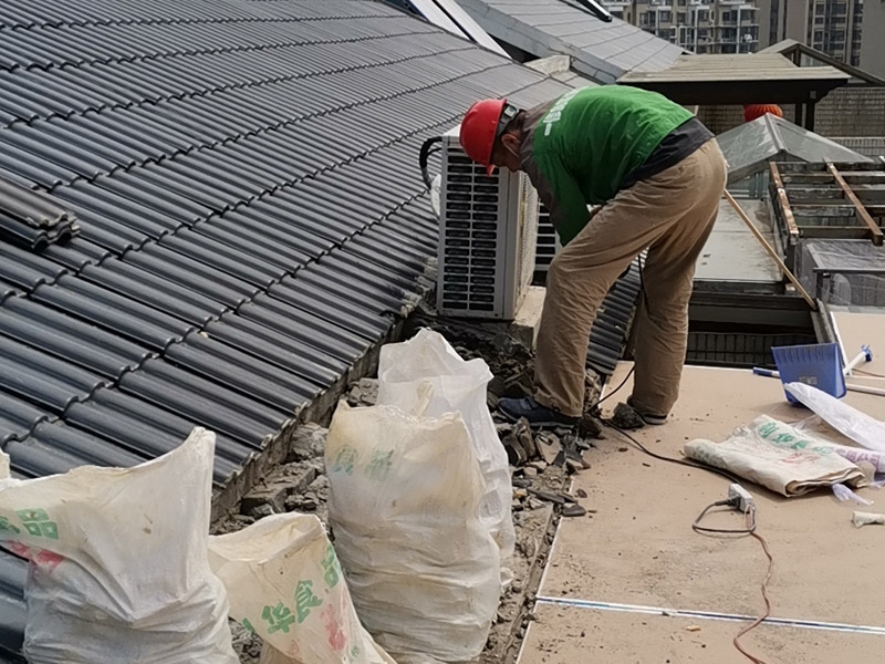 屋頂局部拆除：首先我們需要對屋頂進行檢查，查找漏水的原因的由管道，防水層，還是接縫裂縫引起的。找到屋頂漏水的原因了才好對應(yīng)方法進行修補。如果屋頂以前沒有做過防水，是新的水泥樓頂，那最好全面的做一次整體防水。選擇質(zhì)量較好的聚酯防水涂料或者聚酯防水卷材。如果以前做過防水，且時間較久，那么可能防水層已經(jīng)基本失去作用了，只能重新再做一遍。