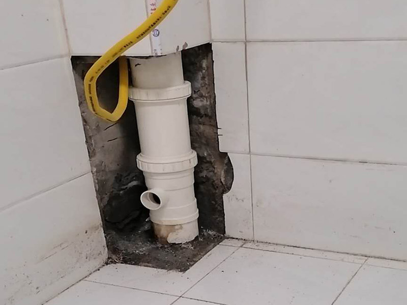 主水管漏水維修，櫥柜安裝：把漏水的管子拆卸下來，或者更換掉，用PVC專用膠水涂抹以后直接接上就行了，用生料帶以及黑膠布是不能阻止漏水的。   如果漏水不是很厲害的話，在管子的外面、漏水的地方用玻璃膠涂抹也行，但前提是，涂抹玻璃膠的時候，管子必須是干的。