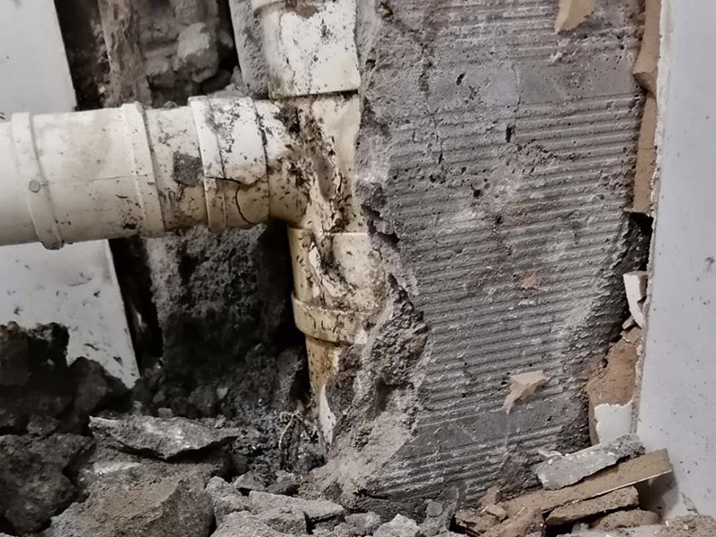 主水管漏水維修，櫥柜安裝：把漏水的管子拆卸下來，或者更換掉，用PVC專用膠水涂抹以后直接接上就行了，用生料帶以及黑膠布是不能阻止漏水的。   如果漏水不是很厲害的話，在管子的外面、漏水的地方用玻璃膠涂抹也行，但前提是，涂抹玻璃膠的時候，管子必須是干的。