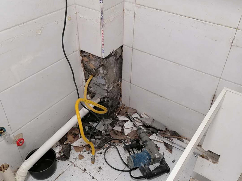 主水管漏水維修，櫥柜安裝：把漏水的管子拆卸下來，或者更換掉，用PVC專用膠水涂抹以后直接接上就行了，用生料帶以及黑膠布是不能阻止漏水的。   如果漏水不是很厲害的話，在管子的外面、漏水的地方用玻璃膠涂抹也行，但前提是，涂抹玻璃膠的時候，管子必須是干的。