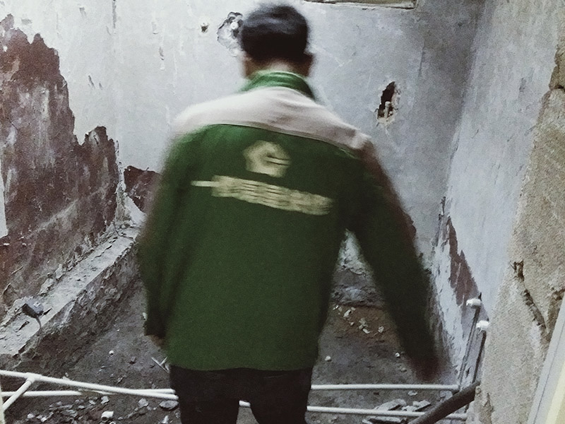 廚衛(wèi)改造排水管：一、下水管道改造刷膠時，一定更要將接口處的渣土清理干凈，并將管件的內(nèi)圓和管道的外圓涂上膠水，這一工序至關(guān)重要，如果沒有合理施工可能會導(dǎo)致下水管漏水。 二、整棟樓房的下水管道都必須安裝排氣口，并且要記得在最高處設(shè)計一個排氣孔，否則到了夏天下水管道中的腐爛物會發(fā)酵，不僅臭氣熏天，還會對健康產(chǎn)生不利。 三、安裝下水管時必須掌握好坡度，一般進水口應(yīng)高于出水口，坡度比沒有嚴格要求但要注意下水管道安裝之后不能抬高地面。 四、記得加防臭彎頭，進行下水管改造時要事先與樓下住戶協(xié)商，從樓下開始施工，否則會難以加防臭彎頭。如果不加防臭彎頭的話，臭味很容易通過管道進入室內(nèi)。