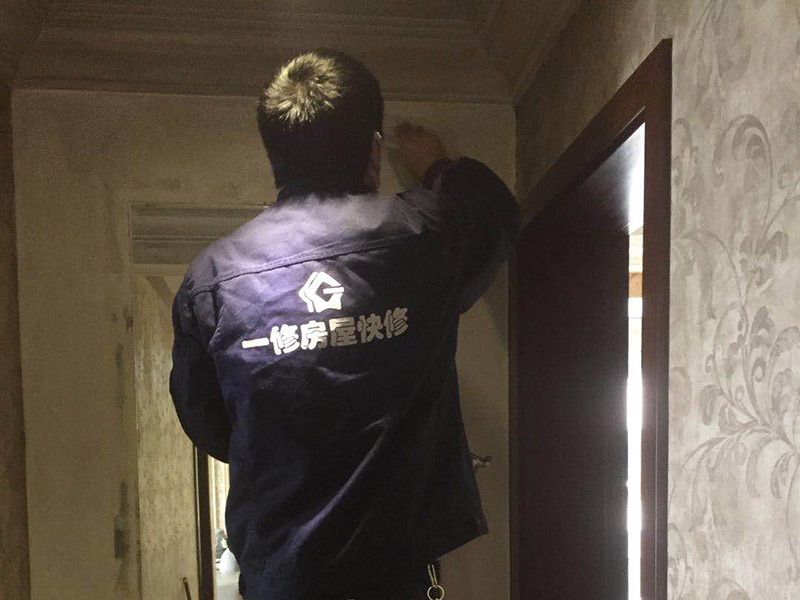 墻紙維修翻新：墻紙墻布鋪貼前，必須檢查墻面要干凈平整，墻體、墻皮表面無空鼓或松動(dòng)脫落。如果有墻面8大問題，修復(fù)處理好墻體基底層?；さ雀赏福瑫r(shí)間為2小時(shí)-4小時(shí)。再一面墻陰角處開始滾刷糯米膠，滾刷好一面墻（上下粉刷均勻）后才開始貼墻布。墻紙墻布沿墻面放置，無縫接縫的必須上高度和墻面高度一致，對(duì)花拼接的墻紙墻布考慮好花樣、紋理的方向。