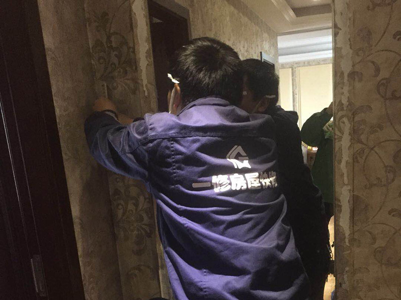 墻紙維修翻新：墻紙墻布鋪貼前，必須檢查墻面要干凈平整，墻體、墻皮表面無空鼓或松動(dòng)脫落。如果有墻面8大問題，修復(fù)處理好墻體基底層?；さ雀赏福瑫r(shí)間為2小時(shí)-4小時(shí)。再一面墻陰角處開始滾刷糯米膠，滾刷好一面墻（上下粉刷均勻）后才開始貼墻布。墻紙墻布沿墻面放置，無縫接縫的必須上高度和墻面高度一致，對(duì)花拼接的墻紙墻布考慮好花樣、紋理的方向。