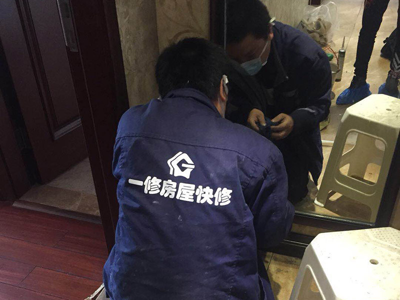 墻紙維修翻新：墻紙墻布鋪貼前，必須檢查墻面要干凈平整，墻體、墻皮表面無空鼓或松動(dòng)脫落。如果有墻面8大問題，修復(fù)處理好墻體基底層。基膜等干透，時(shí)間為2小時(shí)-4小時(shí)。再一面墻陰角處開始滾刷糯米膠，滾刷好一面墻（上下粉刷均勻）后才開始貼墻布。墻紙墻布沿墻面放置，無縫接縫的必須上高度和墻面高度一致，對(duì)花拼接的墻紙墻布考慮好花樣、紋理的方向。