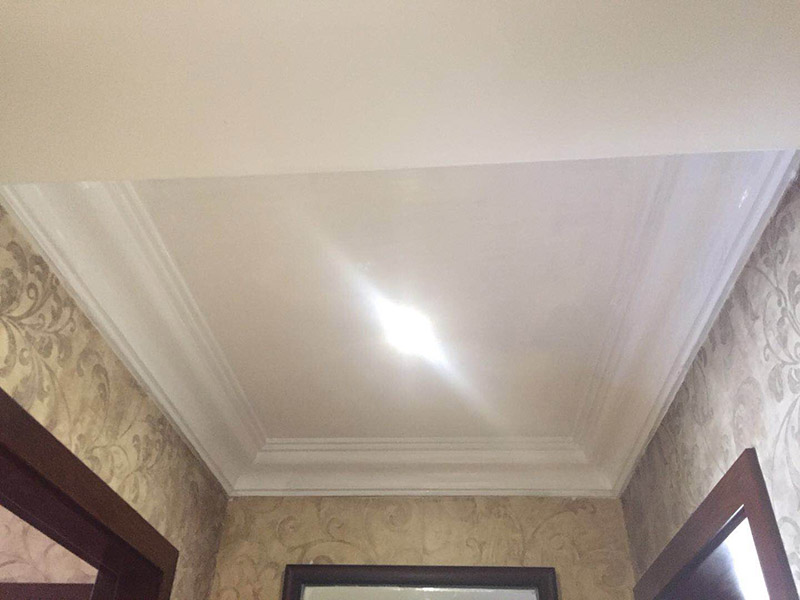 墻紙維修翻新：墻紙墻布鋪貼前，必須檢查墻面要干凈平整，墻體、墻皮表面無空鼓或松動(dòng)脫落。如果有墻面8大問題，修復(fù)處理好墻體基底層?；さ雀赏?，時(shí)間為2小時(shí)-4小時(shí)。再一面墻陰角處開始滾刷糯米膠，滾刷好一面墻（上下粉刷均勻）后才開始貼墻布。墻紙墻布沿墻面放置，無縫接縫的必須上高度和墻面高度一致，對(duì)花拼接的墻紙墻布考慮好花樣、紋理的方向。