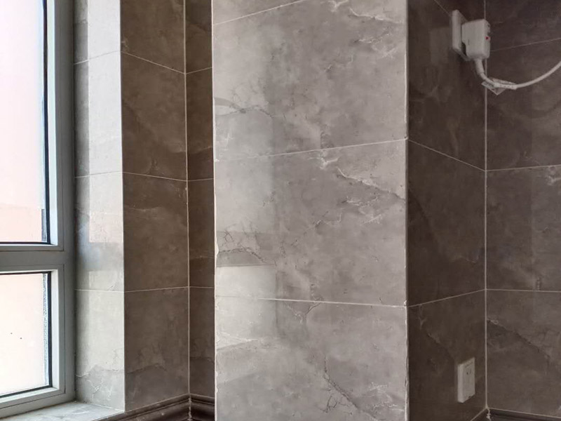 瓷磚修補維修：瓷磚的中間位置出現(xiàn)空鼓情況，這種情況就需要將這塊瓷磚撬下來重新鋪設(shè)了。具體要采取從瓷磚中間部分開砸，但是不能從中間直接砸，可以使用小型水鉆先開個孔，再使用工具慢慢的向四周蔓延的方式來撬開瓷磚，避免將周邊的額瓷磚損壞。如果超過1/3的鋪裝面積都存在空鼓，則需要把整面瓷磚全部撬掉重新鋪裝。如果空鼓程度較嚴重、瓷磚已經(jīng)完全松動甚至脫落，說明瓷磚下的水泥砂漿層與墻面基層(或地面基層)也發(fā)生了松動&ldquo;脫層&rdquo;，此時可以用鏟刀等工具清理掉水泥砂漿層，重新涂抹水泥砂漿后鋪貼瓷磚。