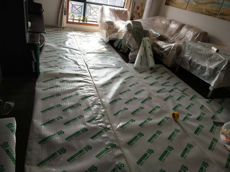 入戶門及地面家具保護：各種裝修物料的進場以及各種建筑裝修垃圾的清理，都會經(jīng)過入戶門，這些物品在搬運的過程中，與入戶門發(fā)生磕碰、摩擦的機率大大增加，所以，第一個需要做好成品保護的地方就是我們的入戶門。建議：在裝修開工前直到家具進場期間，都需要對入戶門進行保護。對于這一點，可以使用成品保護膜將門包裹。瓷磚、地板的鋪裝，也屬于基礎裝修的部分，經(jīng)常發(fā)現(xiàn)瓷磚施工時和施工后都沒有做成品保護工作，具體的表現(xiàn)有：瓷磚邊鋪邊勾縫、在剛鋪的瓷道磚、地板上堆放雜物、剛鋪的瓷磚就在上面走動踩踏、地面瓷磚、地板沒有使用成品保護膜覆蓋等，這些都會影響瓷磚的鋪貼效果，造成瓷磚的施工質量問題。