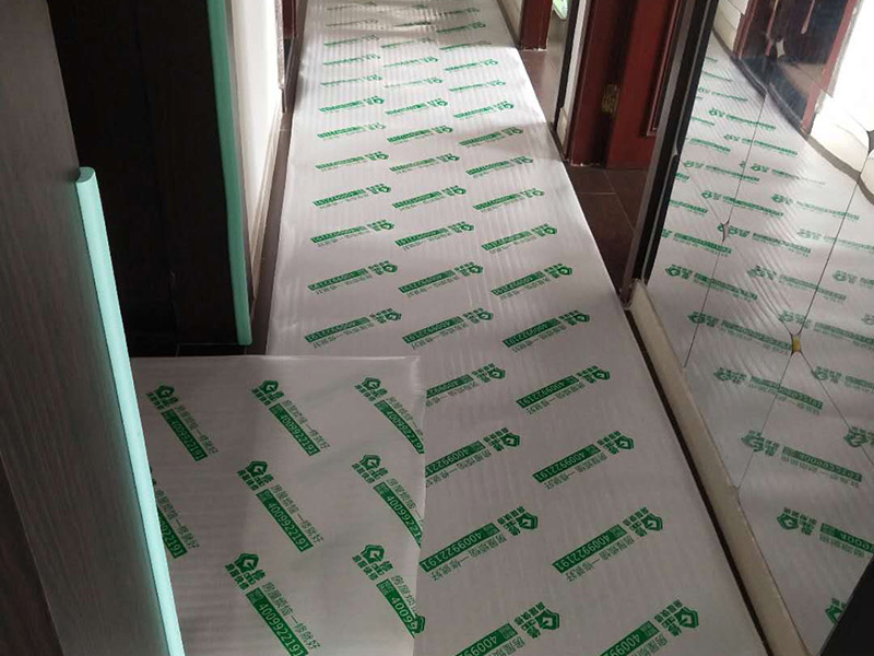 入戶門及地面家具保護：各種裝修物料的進場以及各種建筑裝修垃圾的清理，都會經(jīng)過入戶門，這些物品在搬運的過程中，與入戶門發(fā)生磕碰、摩擦的機率大大增加，所以，第一個需要做好成品保護的地方就是我們的入戶門。建議：在裝修開工前直到家具進場期間，都需要對入戶門進行保護。對于這一點，可以使用成品保護膜將門包裹。瓷磚、地板的鋪裝，也屬于基礎裝修的部分，經(jīng)常發(fā)現(xiàn)瓷磚施工時和施工后都沒有做成品保護工作，具體的表現(xiàn)有：瓷磚邊鋪邊勾縫、在剛鋪的瓷道磚、地板上堆放雜物、剛鋪的瓷磚就在上面走動踩踏、地面瓷磚、地板沒有使用成品保護膜覆蓋等，這些都會影響瓷磚的鋪貼效果，造成瓷磚的施工質量問題。