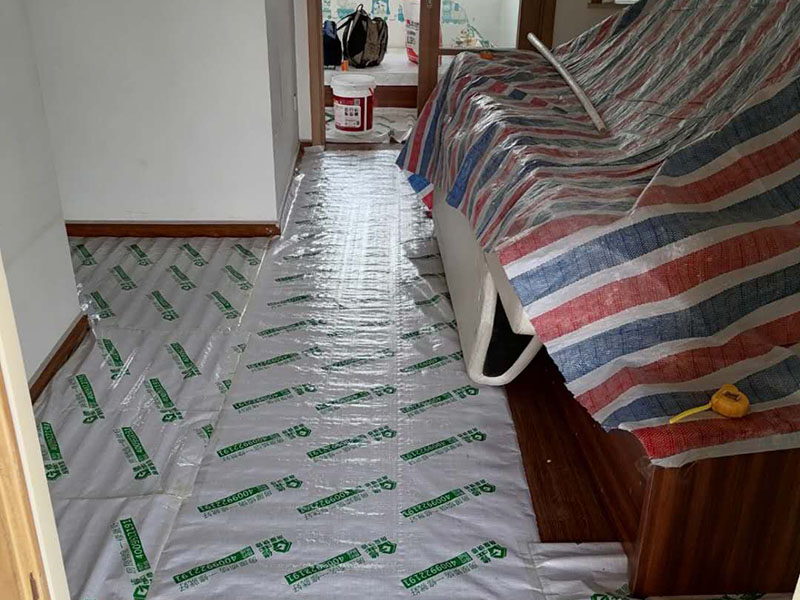 地面保護(hù)措施：各種裝修物料的進(jìn)場(chǎng)以及各種建筑裝修垃圾的清理，都會(huì)經(jīng)過(guò)入戶門，這些物品在搬運(yùn)的過(guò)程中，難免會(huì)和入戶門發(fā)生磕碰，造成入戶門的磕碰劃傷，所以，第一個(gè)需要做好成品保護(hù)的地方就是入戶門。 做法：在裝修開工前直到家具進(jìn)場(chǎng)期間，都需要對(duì)入戶門進(jìn)行保護(hù)！可以使用成品保護(hù)膜將門包裹。地面瓷磚鋪貼完后，用成品保護(hù)膜覆蓋磚面，既可以防止裝修時(shí)的沙子磨傷地面，同時(shí)也能有效地防止油漆涂料等有色液體滴落磚面，造成地面污染。在進(jìn)行木門、櫥柜、家具等的相關(guān)的安裝或組裝的過(guò)程中，成品保護(hù)主要體現(xiàn)在兩個(gè)方面：一是原有的墻面、地面裝飾的保護(hù)，盡量避免因?yàn)檫@些安裝工程對(duì)已裝的部分造成破壞；二是安裝的物品本身的保護(hù)，注意不要在安裝過(guò)程中造成磕碰、劃傷等損傷。