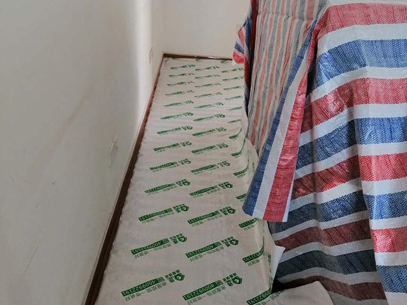 地面保護(hù)措施：各種裝修物料的進(jìn)場(chǎng)以及各種建筑裝修垃圾的清理，都會(huì)經(jīng)過(guò)入戶門，這些物品在搬運(yùn)的過(guò)程中，難免會(huì)和入戶門發(fā)生磕碰，造成入戶門的磕碰劃傷，所以，第一個(gè)需要做好成品保護(hù)的地方就是入戶門。 做法：在裝修開工前直到家具進(jìn)場(chǎng)期間，都需要對(duì)入戶門進(jìn)行保護(hù)！可以使用成品保護(hù)膜將門包裹。地面瓷磚鋪貼完后，用成品保護(hù)膜覆蓋磚面，既可以防止裝修時(shí)的沙子磨傷地面，同時(shí)也能有效地防止油漆涂料等有色液體滴落磚面，造成地面污染。在進(jìn)行木門、櫥柜、家具等的相關(guān)的安裝或組裝的過(guò)程中，成品保護(hù)主要體現(xiàn)在兩個(gè)方面：一是原有的墻面、地面裝飾的保護(hù)，盡量避免因?yàn)檫@些安裝工程對(duì)已裝的部分造成破壞；二是安裝的物品本身的保護(hù)，注意不要在安裝過(guò)程中造成磕碰、劃傷等損傷。