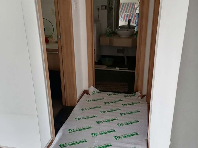 地面保護(hù)措施：各種裝修物料的進(jìn)場(chǎng)以及各種建筑裝修垃圾的清理，都會(huì)經(jīng)過(guò)入戶門，這些物品在搬運(yùn)的過(guò)程中，難免會(huì)和入戶門發(fā)生磕碰，造成入戶門的磕碰劃傷，所以，第一個(gè)需要做好成品保護(hù)的地方就是入戶門。 做法：在裝修開工前直到家具進(jìn)場(chǎng)期間，都需要對(duì)入戶門進(jìn)行保護(hù)！可以使用成品保護(hù)膜將門包裹。地面瓷磚鋪貼完后，用成品保護(hù)膜覆蓋磚面，既可以防止裝修時(shí)的沙子磨傷地面，同時(shí)也能有效地防止油漆涂料等有色液體滴落磚面，造成地面污染。在進(jìn)行木門、櫥柜、家具等的相關(guān)的安裝或組裝的過(guò)程中，成品保護(hù)主要體現(xiàn)在兩個(gè)方面：一是原有的墻面、地面裝飾的保護(hù)，盡量避免因?yàn)檫@些安裝工程對(duì)已裝的部分造成破壞；二是安裝的物品本身的保護(hù)，注意不要在安裝過(guò)程中造成磕碰、劃傷等損傷。