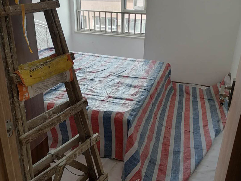 地面保護(hù)措施：各種裝修物料的進(jìn)場(chǎng)以及各種建筑裝修垃圾的清理，都會(huì)經(jīng)過(guò)入戶門，這些物品在搬運(yùn)的過(guò)程中，難免會(huì)和入戶門發(fā)生磕碰，造成入戶門的磕碰劃傷，所以，第一個(gè)需要做好成品保護(hù)的地方就是入戶門。 做法：在裝修開工前直到家具進(jìn)場(chǎng)期間，都需要對(duì)入戶門進(jìn)行保護(hù)！可以使用成品保護(hù)膜將門包裹。地面瓷磚鋪貼完后，用成品保護(hù)膜覆蓋磚面，既可以防止裝修時(shí)的沙子磨傷地面，同時(shí)也能有效地防止油漆涂料等有色液體滴落磚面，造成地面污染。在進(jìn)行木門、櫥柜、家具等的相關(guān)的安裝或組裝的過(guò)程中，成品保護(hù)主要體現(xiàn)在兩個(gè)方面：一是原有的墻面、地面裝飾的保護(hù)，盡量避免因?yàn)檫@些安裝工程對(duì)已裝的部分造成破壞；二是安裝的物品本身的保護(hù)，注意不要在安裝過(guò)程中造成磕碰、劃傷等損傷。