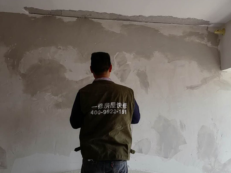 墻面乳膠漆翻新：如果原墻面只是簡單的變舊沒有剝離現(xiàn)象，可以直接清理干凈，用滾刷或噴涂機zhidao滾（噴）一遍云泉水性漆，等干透然后在上二遍就OK了！ 如果有裂縫或爆皮的，需要清理干凈浮塵再用鏟除墻面，有坑不內(nèi)平處用石膏找平，有裂縫的用布袋或網(wǎng)刷乳白膠粘貼到裂縫處，裂縫處需要刮兩遍膩子第一遍是為了黏住布袋和網(wǎng)容，第二遍找平，最后墻面一定要平整，然后再刷云泉水性漆就可以了！也是刷兩遍就OK了！